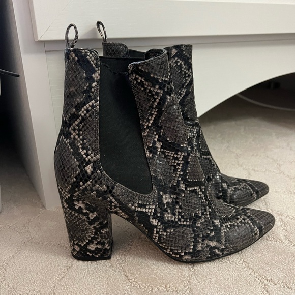 Steve Madden Gray Black Snake Python Heeled Booties Size 8.5 - Picture 7 of 12